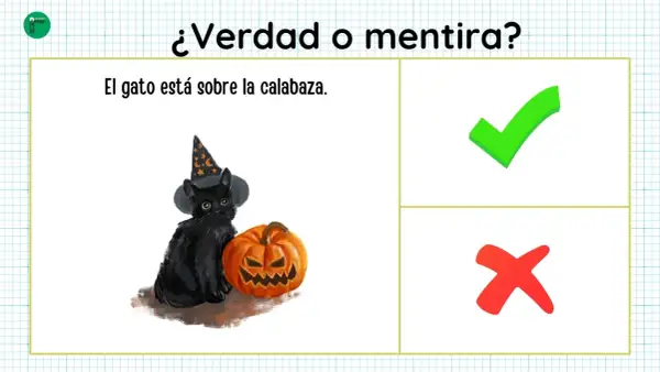 Gato negro con sombrero de bruja y calabaza de halloween. ¿Verdad o mentira? El gato está sobre la calabaza.