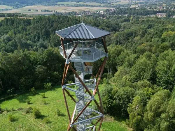 Nowa wieża obserwacyjna z kręconymi schodami zaprasza na górę, by podziwiać zielone lasy i krajobraz.