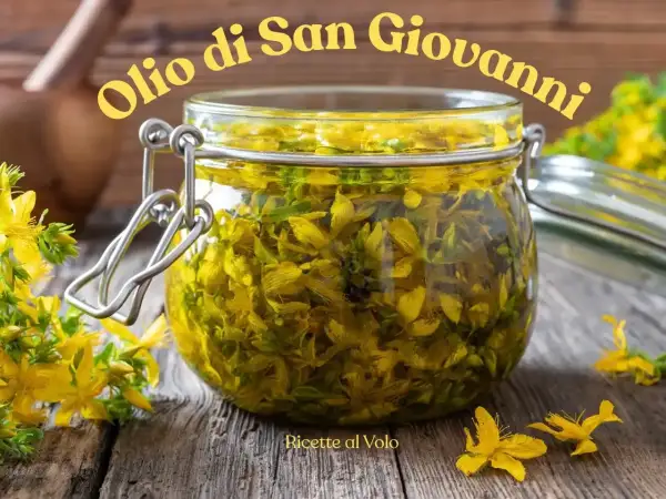 Un barattolo di vetro pieno di fiori di iperico, pronto per la ricetta dell'olio di San Giovanni.