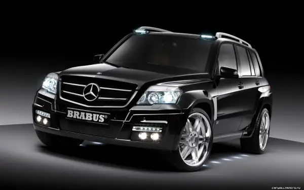 Svart Mercedes GLK 220 med Brabus-styling och extra LED-lampor. En potentiell mercedes glk 220 problem kan vara att den är för snygg.
