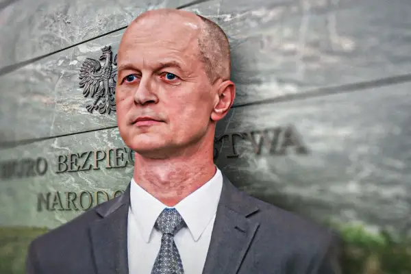 Mężczyzna w garniturze przed budynkiem z godłem Polski. Czy to precedens co to za instytucja?