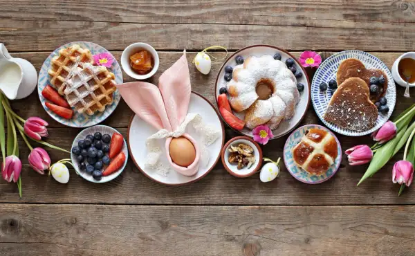 Wielkanocny brunch: gofry, babka, naleśniki, owoce, orzechy i tradycyjne pieczywo. Idealny pomysł na to, brunch co to.