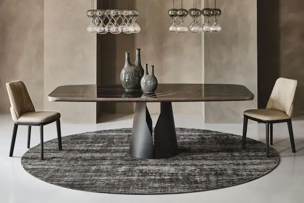 Tavolo rettangolare con base scultorea, due vasi decorativi e sedie eleganti. Ideale per chi cerca cosa mettere su un tavolo rettangolare.