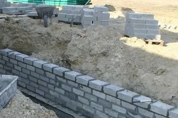 Jaką zaprawę do murowania fundamentów wybrać, aby uniknąć błędów?