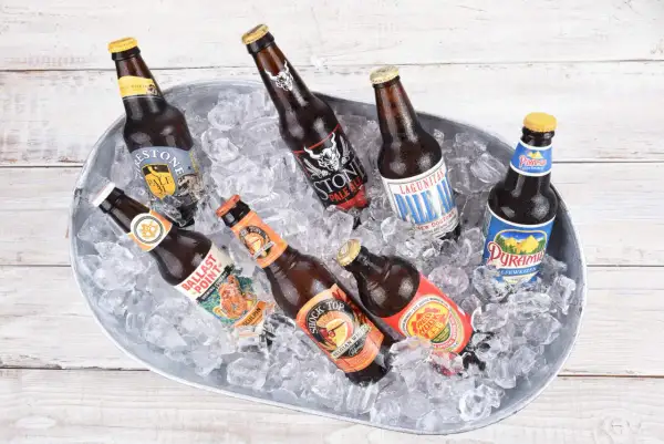 Secchio di birre in ghiaccio, tra cui una Stone IPA Pale Ale, Lagunitas Pale Ale e Ballast Point Sculpin.