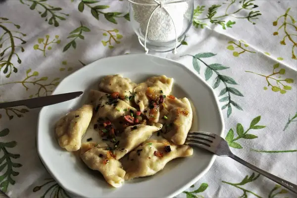 Pyszne pierogi z boczkiem i cebulką, idealne na obiad. Ten przepis na pierogi to klasyka polskiej kuchni.