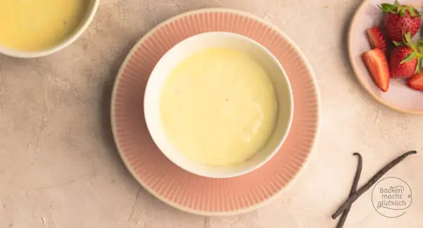 Cremiger Vanillepudding, perfekt zum Pudding selber machen. Dazu frische Erdbeeren und Vanilleschoten.