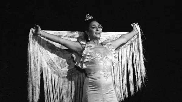 Lola Flores, con su mantón de flecos, actuando con pasión. Murió a los 72 años.