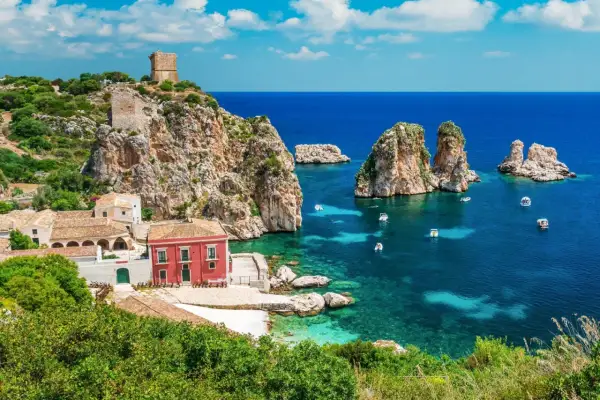 Scopri cosa vedere a Castellammare del Golfo: un borgo con torri antiche, case colorate e faraglioni nel mare cristallino.