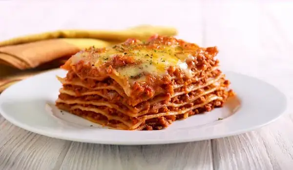 Ile kalorii ma lasagne? Poznaj wartość energetyczną popularnego dania