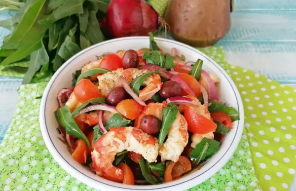 Insalata fresca con gamberi succulenti, pomodorini, olive e cipolla rossa. Un'esplosione di sapori mediterranei, perfetta come catalana di gamberi estiva.