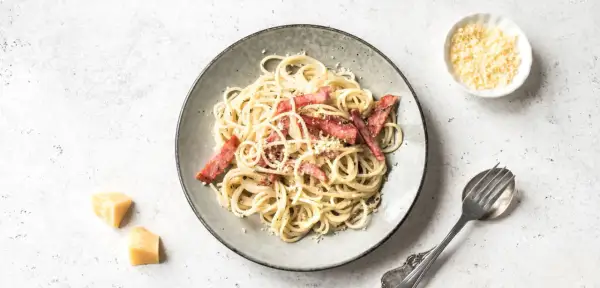 Ein Teller Spaghetti Carbonara mit Speck und Parmesan. Perfekt für die Frage: welcher Wein zu Carbonara.