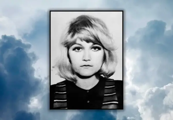Vesna Vulović, en ung kvinna med blont hår och markerad makeup, blickar mot betraktaren.