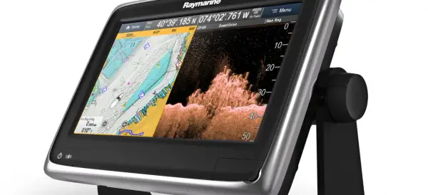 Schermo Raymarine che mostra una mappa nautica e un'immagine sonar, illustrando come funziona un ecoscandaglio per esplorare i fondali marini.
