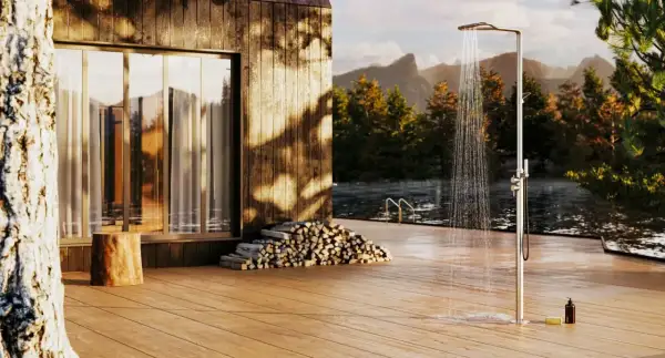 Doccia in giardino senza scarico, un'oasi di relax con vista lago e montagne. L'acqua scende su un deck in legno, creando un'atmosfera serena.