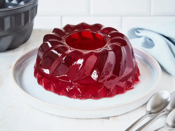 Ein glänzender, roter Wackelpudding in Gugelhupfform, bereit zum Genießen. Perfekt, um Wackelpudding selber machen zu lernen!