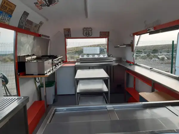 Interior de un food truck en Cabo de Gata, listo para servir deliciosas comidas.