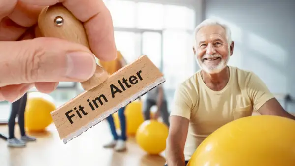 Ein Mann stempelt "Fit im Alter" auf ein Bild von einem lächelnden älteren Mann, der von Gymnastikbällen umgeben ist.