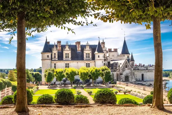 Zamek nad najdłuższą rzeką Francji, Loarą. Wspaniała architektura, zielone ogrody i błękitne niebo.