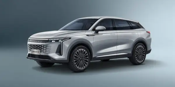 Srebrny SUV Omoda 9 prezentuje swoje eleganckie linie i nowoczesny design. Poznaj jego imponujące omoda 9 wymiary.