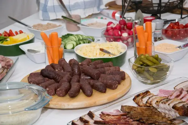 Na stole wędliny, kaszanka, warzywa i dodatki. Czy katolik może jeść kaszankę? Tak, jeśli nie zawiera składników zabronionych.
