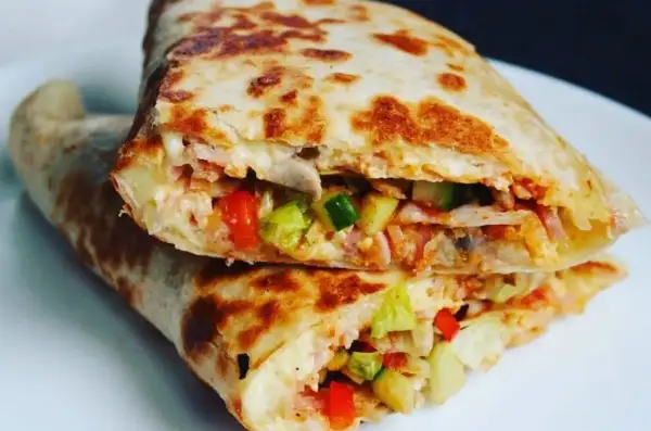 Chrupiąca tortilla na ciepło z patelni, wypełniona warzywami i serem. Idealna na szybki posiłek.