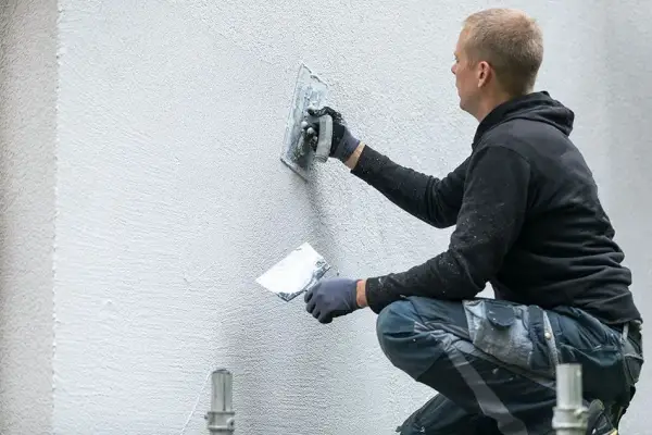 Jak wyrównać tynk na ścianie: skuteczne metody i praktyczne porady