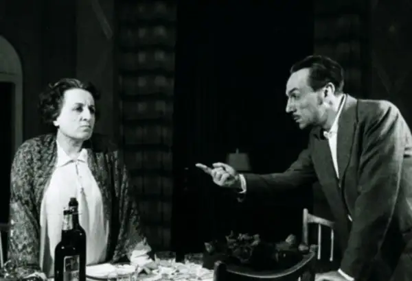 Una donna e un uomo discutono animatamente. La scena evoca la **Filumena Marturano storia vera**, un dramma di vita e di scelte difficili.