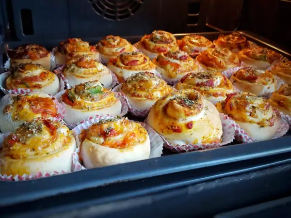 Nybakade pizzabullar i ugnen, redo att avnjutas. Ett perfekt pizzabullar recept för hela familjen.
