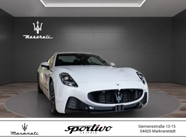 Białe Maserati w salonie, gotowe do jazdy. Sprawdź aktualną maserati cena i wybierz swój wymarzony model.
