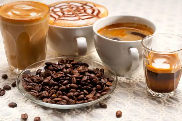 Kawa z mlekiem, espresso i ziarna kawy. Czy kawa z mlekiem tuczy? Zależy od ilości mleka i cukru.
