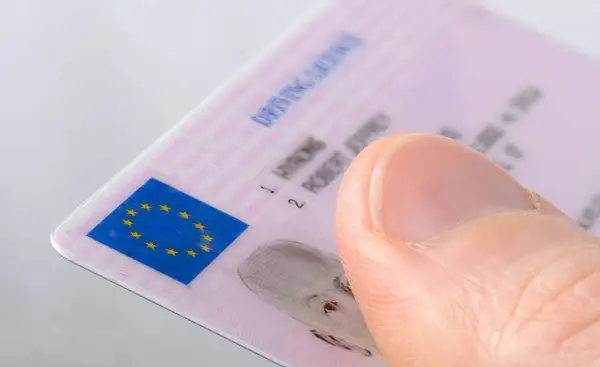 Carnet de conducir europeo con la bandera de la UE. Es el tipo de carnet de coche que permite circular por toda Europa.