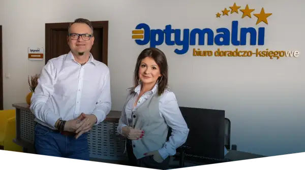 Para doradców podatkowych z Rzeszowa, stojących przed biurem "Optymalni".