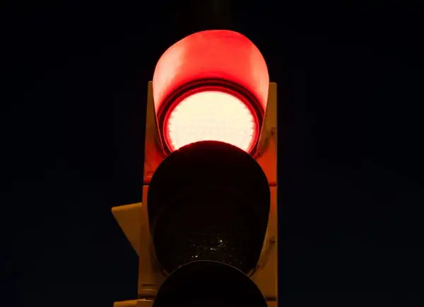 Un semáforo con la luz roja encendida. ¿Qué significan unas luces rojas intermitentes? ¡Alto!