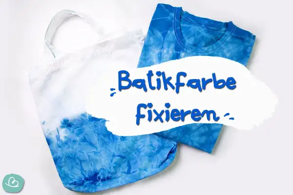 Blauer Batik-Stoffbeutel und T-Shirt. Text: "Batikfarbe fixieren".