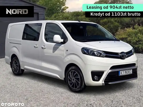 Biały van Toyota Proace 4x4 z Dangel zaparkowany na zewnątrz.