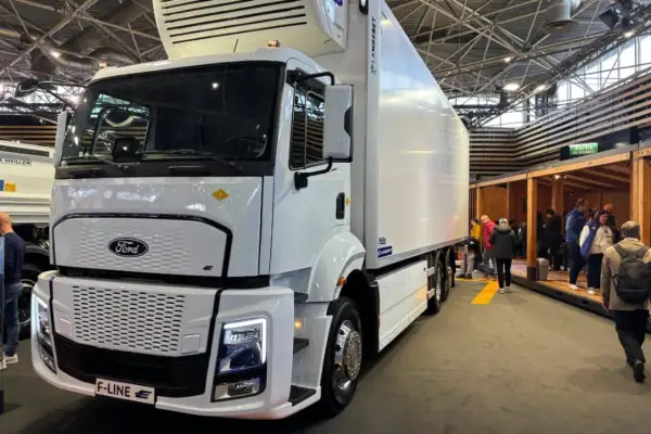 Camion Ford F-Line blanc, une marque de camion Europe, exposé dans un salon. Il est prêt pour le transport frigorifique.