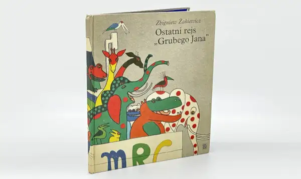 Okładka książki "Ostatni rejs Grubego Jana" Zbigniewa Żakiewicza, przykład polskiej szkoły ilustracji. Kolorowe zwierzęta na szarym tle.