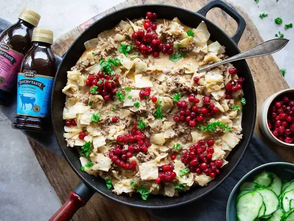 Kålmaja recept i gjutjärnspanna med lingon och persilja. Två flaskor Bong Touch of Taste syns bredvid.