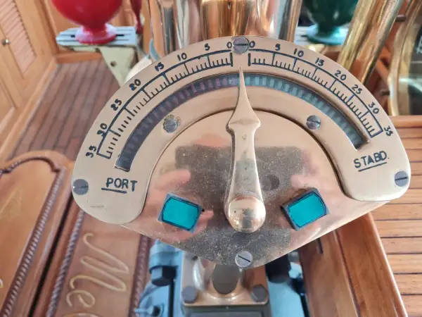 Indicatore di rotta su una nave, con la lancetta che punta verso "PORT". Il suo significato è la direzione di navigazione.