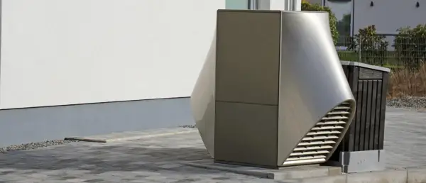 Nowoczesna, futurystyczna obudowa pompy ciepła r32 o aerodynamicznym kształcie, stojąca obok drewnianej skrzyni na śmieci.