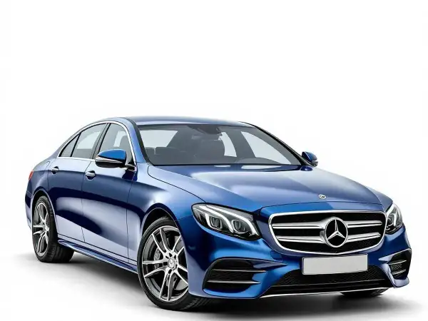 Elegancka, błękitna hybryda w dieslu, Mercedes-Benz E-klasy, lśni na białym tle.