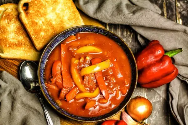 Herzhaftes Letscho Rezept Original mit Paprika, Zwiebeln und Toastbrot. Ein Klassiker, der immer schmeckt.