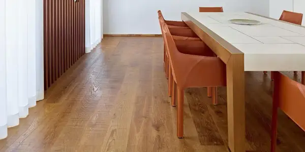 Un elegante parquet rovere naturale, con le sue venature calde, pronto per essere pulito con cura.