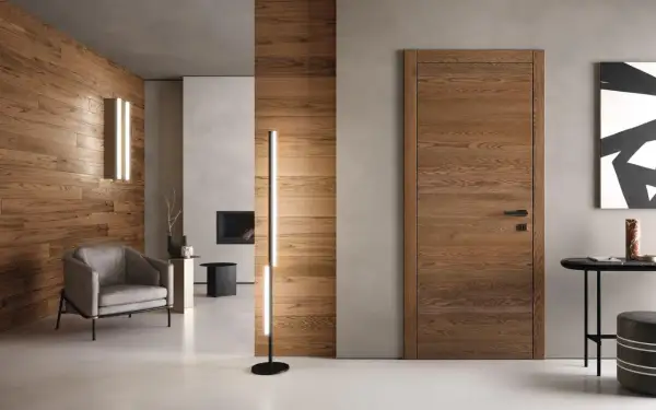 Porta listellare in legno con finitura naturale, che dona un senso di calore e modernità all'ambiente.