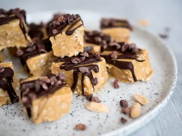 Små bitar av nyttigt godis recept, toppade med choklad och kakaonibs. Perfekt för den sötsugne!