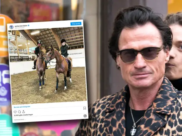 Petter Stordalen med sin fru rider hästar i ett stall.