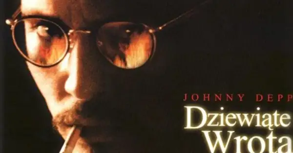 Johnny Depp w okularach, z papierosem w ustach, na tle płomieni. Plakat filmu "Dziewiąte wrota".