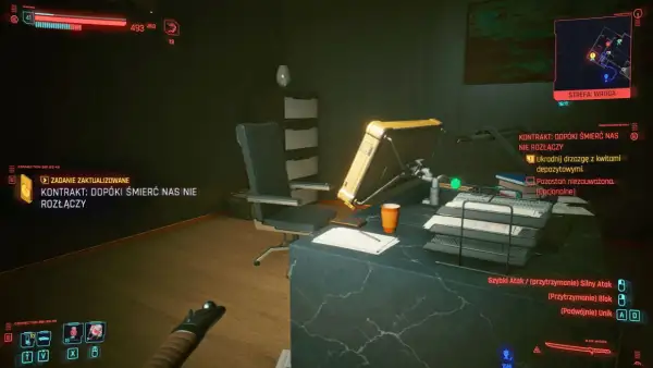 W biurze w stylu cyberpunk, zadanie "Dopóki śmierć nas nie rozłączy" aktualizuje się. Na biurku leży dokumentacja i kubek.