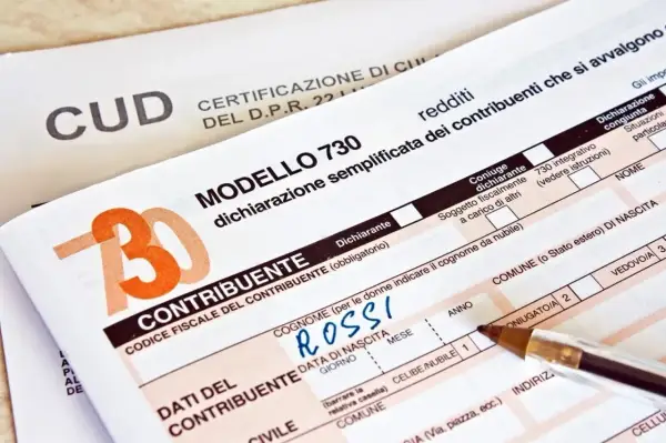 Modello 730 e CUD, documenti per la dichiarazione dei redditi. Compilazione del cognome "Rossi" per la richiesta CUD datore di lavoro.